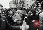 Standbild Verbündeten Einrücken der Deutschen in Hecken der Normandie Normandie Frankreich, 1944, aus Sekunde 53 historischem Filmmaterial Videoclip 65675024434