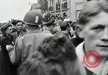 Standbild Verbündeten Einrücken der Deutschen in Hecken der Normandie Normandie Frankreich, 1944, aus Sekunde 54 historischem Filmmaterial Videoclip 65675024434