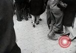 Standbild Verbündeten Einrücken der Deutschen in Hecken der Normandie Normandie Frankreich, 1944, aus Sekunde 55 historischem Filmmaterial Videoclip 65675024434
