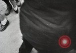Standbild Verbündeten Einrücken der Deutschen in Hecken der Normandie Normandie Frankreich, 1944, aus Sekunde 56 historischem Filmmaterial Videoclip 65675024434
