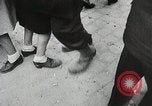 Standbild Verbündeten Einrücken der Deutschen in Hecken der Normandie Normandie Frankreich, 1944, aus Sekunde 57 historischem Filmmaterial Videoclip 65675024434