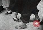 Standbild Verbündeten Einrücken der Deutschen in Hecken der Normandie Normandie Frankreich, 1944, aus Sekunde 58 historischem Filmmaterial Videoclip 65675024434