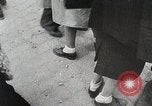 Standbild Verbündeten Einrücken der Deutschen in Hecken der Normandie Normandie Frankreich, 1944, aus Sekunde 59 historischem Filmmaterial Videoclip 65675024434