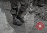 Standbild Verbündeten Einrücken der Deutschen in Hecken der Normandie Normandie Frankreich, 1944, aus Sekunde 60 historischem Filmmaterial Videoclip 65675024434