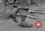 Standbild Verbündeten Einrücken der Deutschen in Hecken der Normandie Normandie Frankreich, 1944, aus Sekunde 61 historischem Filmmaterial Videoclip 65675024434