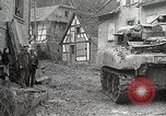 Image des troupes américaines embourbé dans la boue sont visités par le général Eisenhower Allemagne, 1944, de la seconde 3 séquences d'archives historiques vidéo 65675024441