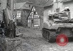 Image des troupes américaines embourbé dans la boue sont visités par le général Eisenhower Allemagne, 1944, de la seconde 4 séquences d'archives historiques vidéo 65675024441