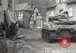 Image des troupes américaines embourbé dans la boue sont visités par le général Eisenhower Allemagne, 1944, de la seconde 5 séquences d'archives historiques vidéo 65675024441