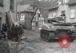 Image des troupes américaines embourbé dans la boue sont visités par le général Eisenhower Allemagne, 1944, de la seconde 6 séquences d'archives historiques vidéo 65675024441