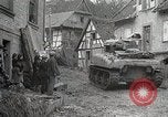 Image des troupes américaines embourbé dans la boue sont visités par le général Eisenhower Allemagne, 1944, de la seconde 7 séquences d'archives historiques vidéo 65675024441
