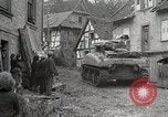 Image des troupes américaines embourbé dans la boue sont visités par le général Eisenhower Allemagne, 1944, de la seconde 8 séquences d'archives historiques vidéo 65675024441