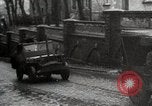 Image des troupes américaines embourbé dans la boue sont visités par le général Eisenhower Allemagne, 1944, de la seconde 10 séquences d'archives historiques vidéo 65675024441