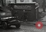 Image des troupes américaines embourbé dans la boue sont visités par le général Eisenhower Allemagne, 1944, de la seconde 11 séquences d'archives historiques vidéo 65675024441