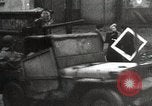 Image des troupes américaines embourbé dans la boue sont visités par le général Eisenhower Allemagne, 1944, de la seconde 12 séquences d'archives historiques vidéo 65675024441