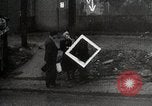 Image des troupes américaines embourbé dans la boue sont visités par le général Eisenhower Allemagne, 1944, de la seconde 13 séquences d'archives historiques vidéo 65675024441