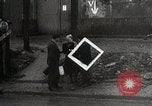 Image des troupes américaines embourbé dans la boue sont visités par le général Eisenhower Allemagne, 1944, de la seconde 14 séquences d'archives historiques vidéo 65675024441