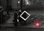 Image des troupes américaines embourbé dans la boue sont visités par le général Eisenhower Allemagne, 1944, de la seconde 15 séquences d'archives historiques vidéo 65675024441
