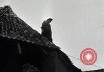 Image des troupes américaines embourbé dans la boue sont visités par le général Eisenhower Allemagne, 1944, de la seconde 17 séquences d'archives historiques vidéo 65675024441
