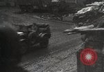 Image des troupes américaines embourbé dans la boue sont visités par le général Eisenhower Allemagne, 1944, de la seconde 18 séquences d'archives historiques vidéo 65675024441