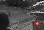 Image des troupes américaines embourbé dans la boue sont visités par le général Eisenhower Allemagne, 1944, de la seconde 19 séquences d'archives historiques vidéo 65675024441