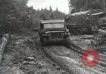 Image des troupes américaines embourbé dans la boue sont visités par le général Eisenhower Allemagne, 1944, de la seconde 32 séquences d'archives historiques vidéo 65675024441