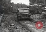 Image des troupes américaines embourbé dans la boue sont visités par le général Eisenhower Allemagne, 1944, de la seconde 33 séquences d'archives historiques vidéo 65675024441