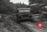Image des troupes américaines embourbé dans la boue sont visités par le général Eisenhower Allemagne, 1944, de la seconde 34 séquences d'archives historiques vidéo 65675024441