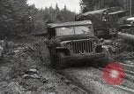 Image des troupes américaines embourbé dans la boue sont visités par le général Eisenhower Allemagne, 1944, de la seconde 35 séquences d'archives historiques vidéo 65675024441