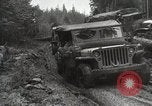 Image des troupes américaines embourbé dans la boue sont visités par le général Eisenhower Allemagne, 1944, de la seconde 36 séquences d'archives historiques vidéo 65675024441