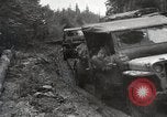Image des troupes américaines embourbé dans la boue sont visités par le général Eisenhower Allemagne, 1944, de la seconde 37 séquences d'archives historiques vidéo 65675024441