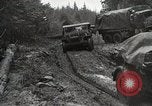 Image des troupes américaines embourbé dans la boue sont visités par le général Eisenhower Allemagne, 1944, de la seconde 39 séquences d'archives historiques vidéo 65675024441