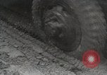 Image des troupes américaines embourbé dans la boue sont visités par le général Eisenhower Allemagne, 1944, de la seconde 40 séquences d'archives historiques vidéo 65675024441