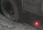 Image des troupes américaines embourbé dans la boue sont visités par le général Eisenhower Allemagne, 1944, de la seconde 42 séquences d'archives historiques vidéo 65675024441
