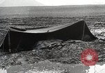 Image des troupes américaines embourbé dans la boue sont visités par le général Eisenhower Allemagne, 1944, de la seconde 44 séquences d'archives historiques vidéo 65675024441