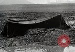 Image des troupes américaines embourbé dans la boue sont visités par le général Eisenhower Allemagne, 1944, de la seconde 47 séquences d'archives historiques vidéo 65675024441