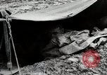 Image des troupes américaines embourbé dans la boue sont visités par le général Eisenhower Allemagne, 1944, de la seconde 48 séquences d'archives historiques vidéo 65675024441