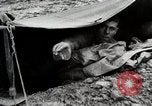Image des troupes américaines embourbé dans la boue sont visités par le général Eisenhower Allemagne, 1944, de la seconde 49 séquences d'archives historiques vidéo 65675024441