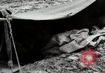Image des troupes américaines embourbé dans la boue sont visités par le général Eisenhower Allemagne, 1944, de la seconde 50 séquences d'archives historiques vidéo 65675024441