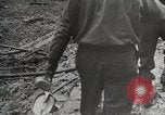 Image des troupes américaines embourbé dans la boue sont visités par le général Eisenhower Allemagne, 1944, de la seconde 52 séquences d'archives historiques vidéo 65675024441