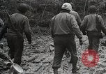 Image des troupes américaines embourbé dans la boue sont visités par le général Eisenhower Allemagne, 1944, de la seconde 56 séquences d'archives historiques vidéo 65675024441