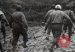 Image des troupes américaines embourbé dans la boue sont visités par le général Eisenhower Allemagne, 1944, de la seconde 57 séquences d'archives historiques vidéo 65675024441