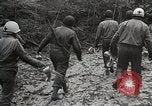 Image des troupes américaines embourbé dans la boue sont visités par le général Eisenhower Allemagne, 1944, de la seconde 58 séquences d'archives historiques vidéo 65675024441