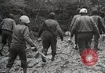 Image des troupes américaines embourbé dans la boue sont visités par le général Eisenhower Allemagne, 1944, de la seconde 59 séquences d'archives historiques vidéo 65675024441