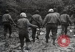 Image des troupes américaines embourbé dans la boue sont visités par le général Eisenhower Allemagne, 1944, de la seconde 60 séquences d'archives historiques vidéo 65675024441