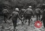 Image des troupes américaines embourbé dans la boue sont visités par le général Eisenhower Allemagne, 1944, de la seconde 61 séquences d'archives historiques vidéo 65675024441