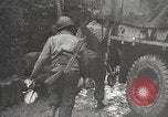 Image des troupes américaines embourbé dans la boue sont visités par le général Eisenhower Allemagne, 1944, de la seconde 62 séquences d'archives historiques vidéo 65675024441