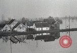 Image les troupes américaines lutte leur voie dans une petite ville Allemagne, 1944, de la seconde 8 séquences d'archives historiques vidéo 65675024442