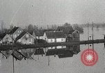 Image les troupes américaines lutte leur voie dans une petite ville Allemagne, 1944, de la seconde 10 séquences d'archives historiques vidéo 65675024442