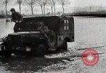 Image les troupes américaines lutte leur voie dans une petite ville Allemagne, 1944, de la seconde 18 séquences d'archives historiques vidéo 65675024442