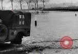 Image les troupes américaines lutte leur voie dans une petite ville Allemagne, 1944, de la seconde 20 séquences d'archives historiques vidéo 65675024442